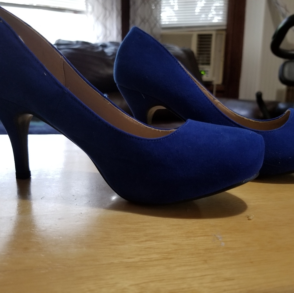 Blue heels Size 7, never worn